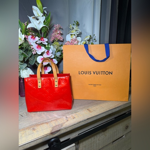 Authentic Louis Vuitton Reade PM handbag in Red Monogram Vernis patent leather. - Picture 10 of 11